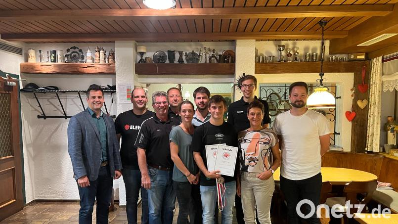 Neuwahlen standen im Mittelpunkt der Jahreshauptversammlung de Handballvereins Oberviechtach. Das Bild zeigt den neuen Vorstand sowie die Torschützenkönige und verabschiedeten Funktionäre. Bild: Völkl/exb