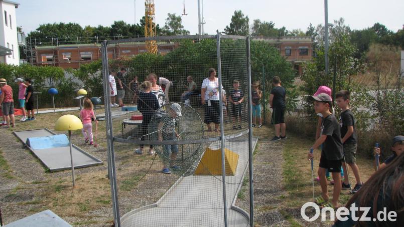 Reichlich Spaß am Minigolf haben die Kinder und Jugendlichen während der Ferien auf der 15-Bahnenanlage der Kolpingsfamilie Mantel. Bild: knh
