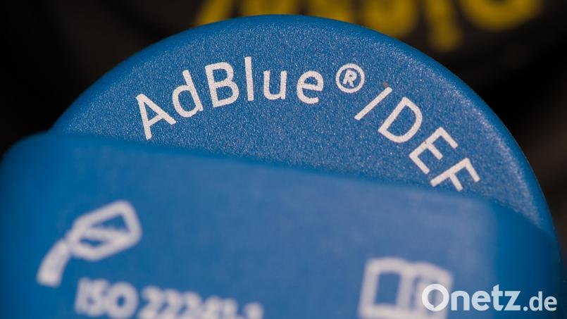 Tankstutzdeckel für AdBlue und Diesel. Das Abgasreinigungsmittel Adblue könnte knapp werden, sagt der Logistik-Bundesverband (BGL). Symbolbild: dpa/Swen Pförtner
