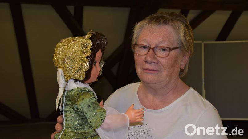 Die 65-jährige Frieda Roith aus Schönsee ist Klöpplerin aus Passion. An der goldenen Haube hat sie 400 Stunden gearbeitet. Bild: ubb