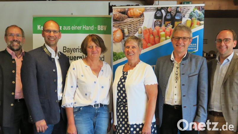 Der BBV-Bezirksverband hat eine neue Führungsspitze. Vorsitzender Ely Eibisch (Zweiter von links) sieht eine sichere Zukunft für die Landwirtschaft. Bild: Hirsch