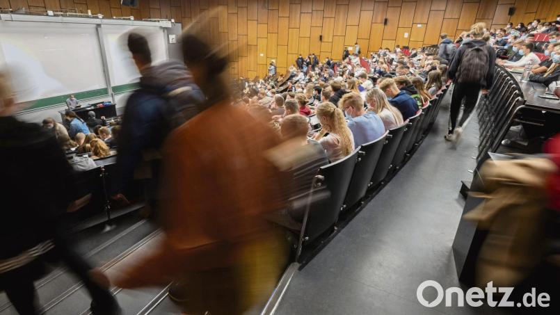 Ab dem Wintersemester 2022/2023 sollen mehr Studierende berechtigt sein, BAföG zu bekommen. Symbolbild: Julian Stratenschulte/dpa