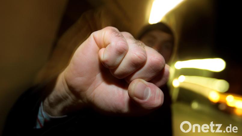 Ein "amtsbekannter 30-Jähriger", so die Polizei, hat in Marktredwitz seine Freundin geschlagen. Symbolbild: Karl-Josef Hildenbrand/dpa