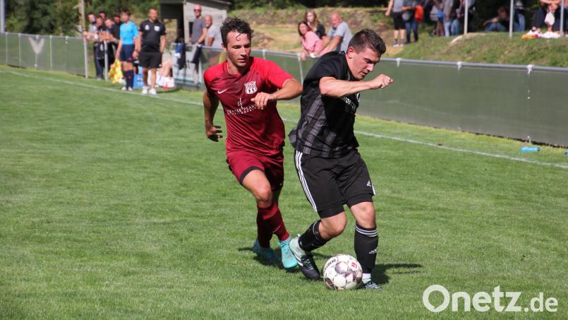 Der TSV Konnersreuth (rechts Lukas Baumgärtner) musste sich beim TSV Waldershof (im Bild Luca Foti) mit einem Remis begnügen. Das soll im Stiftlandderby gegen die Sportfreunde Kondrau wieder besser laufen. Bild: kro