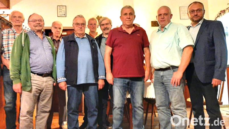 Bürgermeister Markus Bauriedl freut sich über den neuen zweiten Vorsitzenden Tobias Wirth. Gemeinsam mit Vorsitzendem Wolfgang Götz überreicht Bezirksvorsitzender Reinhard Ott Urkunden an Eberhard Reber, Helmut Kunz, Karl Meyer, Rudolf Grundler und Roland Hösl (von rechts). Bild: fjo