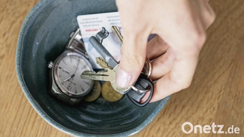 Wer einen Schlüssel bewusst an einem festen Ort ablegt, kann sich oft besser an seinen Standort erinnern. Symbolbild:  Bernd Diekjobst/dpa