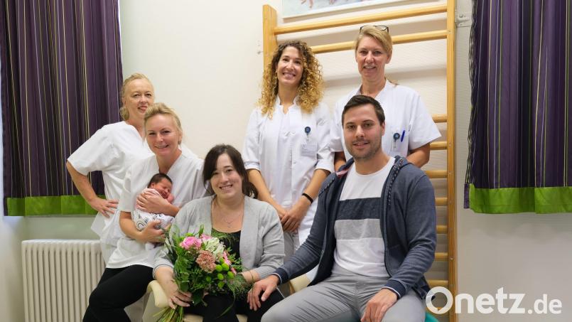 Mama Natalie und Papa Tobias freuen sich über ihre kleine Nora. Und das Team der Entbindungsstation gleich mit. Alle Personen auf dem Bild waren zuvor negativ auf das Coronavirus getestet worden Bild: Klinikum/Dietl/exb