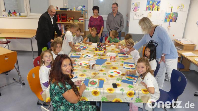 Angelika Trummer (oben Mitte) führte dritten Bürgermeister Udo Müller (links) und Rektor Wolfgang Bodensteiner durch die Räume der OGS. Die Besucher überzeugten sich von Kreativität der „Ferienschüler“. Bild: rn