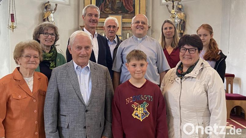 Kirchenpfleger Josef Völkl (Vierter von links) bedankt sich während des Gottesdienstes für die seelsorgerische Aushilfe während der Urlaubszeit bei Pater Dariusz Sztuk (Vierter von rechts). Bild: cro