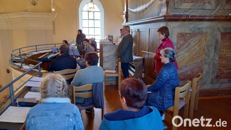 Als erstes Konzert der Jubiläumssaison des Plößberger Kirchenchors steht die Gestaltung der Kirchweih-Messe 2022 (im Bild der Auftritt im Vorjahr) auf dem Programm. Bild: Florian Löw/exb