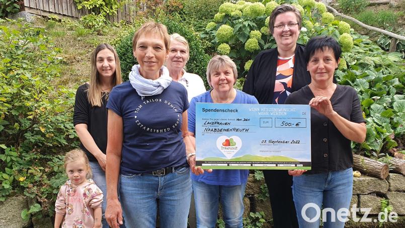 Die Landfrauen Naabdemenreuth spenden 500 Euro an Traumzeit Bild: fz