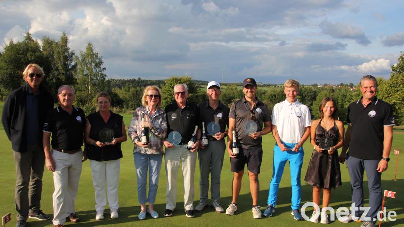 Die neuen Clubmeister ermittelte der Golfclub Stiftland. Im Bild (von links) Pro Matthew Gatrall, Präsident Herbert Bäuml, Ute Ebnet, Luise Ries, Albert Saller, Wolfgang Beer, Thomas Hartung, Benedikt Jesse, Barbara Volmutova und Andreas Graf. Bild: kro