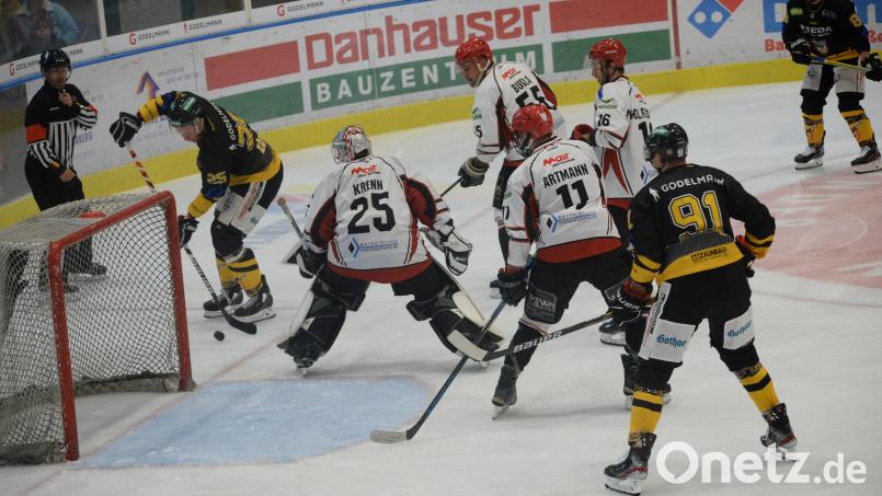 Michael Kirchberger und Felix Köbele vom ERSC Amberg im ersten Testspiel gegen die Wölfe aus Vilshofen. Bild: Andreas Brückmann