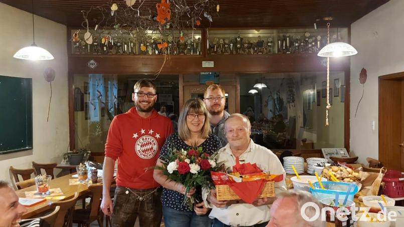 Die Vorsitzenden Daniel Brünnig (links) und Thomas Neubauer (hinten, rechts) ehren Gründungsmitglied Josef Krauß (rechts) mit einer Urkunde für 35 Jahre Mitgliedschaft. Lebensgefährtin Helga Krös (vorne, links) erhält einen Blumenstrauß. Bild: knh