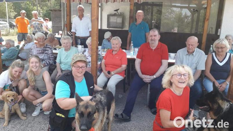 Die Gäste der Solitären Tagespflege St. Barbara waren vom Übungsplatz des Hundesportvereins beeindruckt. Vorne kniend, von links: Hundebesitzerinnen Beate Ries (mit Hund Kuno) und Maria Kammerer (mit Hund Rambo). Bild: u