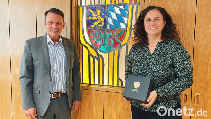 Franziska Schubert (rechts) ist neue Leiterin der Stötzner-Schule. Oberbürgermeister Jens Meyer gratuliert ihr zur Berufung. Bild: Stadt Weiden/exb