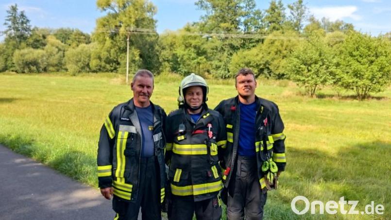 Peter Rettinger, Einsatzleitung Weiding, Petr Vejvancicky, .Kommandant von Hasici Pobezovice, und Martin Kopecky, Einsatzleitung Pobezovice (von links). Bild:  Rettinger