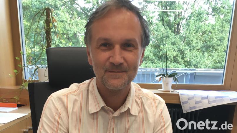 Studiendirektor Marco García ist neuer stellvertretender Schulleiter am Gymnasium Neustadt/WN. Bild: Anton Hochberger/exb