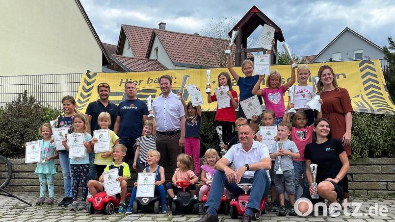 Die strahlenden Sieger nach der Ehrung durch Schirmherren und Bürgermeister Erich Meidinger (vorne auf dem Bobbycar). Bild: wec