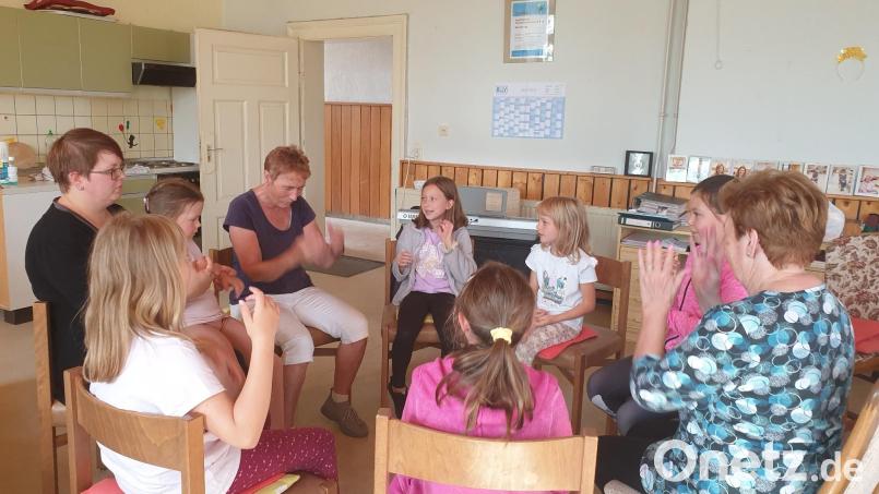 Beim Ferienprogramm des OWV erlebten sechs Kinder einen bunten Nachmittag mit singen, spielen und tanzen. Bild: Ingrid Leser/exb