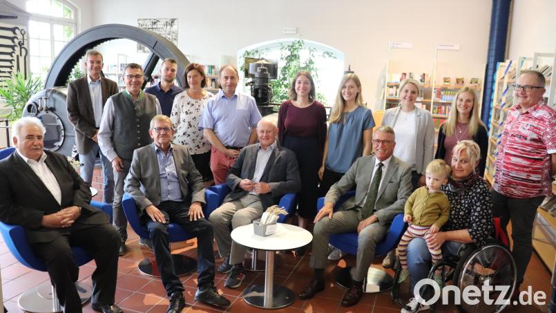 Bei der Wiedereröffnung in der renovierten Stadtbücherei: Bürgermeister Franz Stahl (sitzend, Dritter von rechts) sowie Christine Henrich und Tatjana Till (stehend Mitte) mit Stadtratsmitgliedern und weiteren Gästen. Bild: Stadt Tirschenreuth/exb