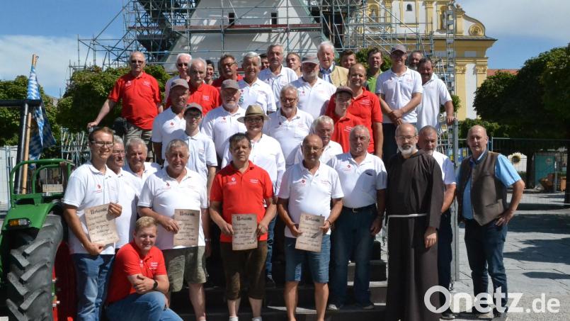 Die Bulldog-Wallfahrer aus Mitteraschau in Altötting. Bild: Roswitha Dorfner/exb