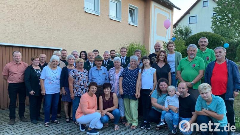 Hildegard Scholz (Mitte) feierte mit ihrer Familie und vielen Freunden ihren 80. Geburtstag. Bild: kro