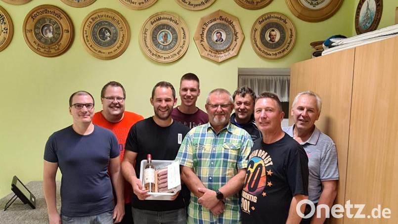 Beim Geburtstagsschießen gab es sechs Gewinner. Das Bild zeigt (von links): Armin Mösbauer, Reinhard Reis jun., Matthias Reis, Stefan Gradl, Bernhard Lang, Gerhard Meindl, Hans Schlosser und Schützenmeister Reinhard Reis sen. Bild: Schlosser/exb