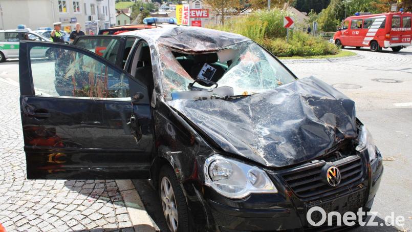 Ein Pferd ist bei einem Unfall auf dieses Auto gesprungen und hat dabei zwei Personen verletzt. Bild: -/-Polizei/dpa