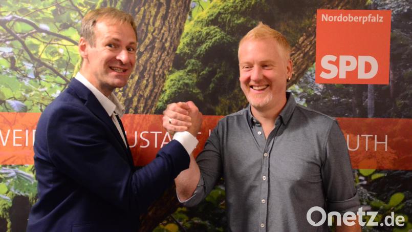 Nicht nur Parteifreunde, sondern zwei echte Kumpels: SPD-Landesgeschäftsführer Olaf Schreglmann (links) und Fraktionsvorsitzender Roland Richter. Einst stiegen sie gemeinsam in den Boxring. Bild: Kunz