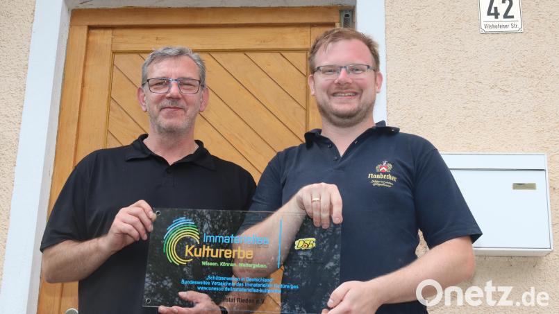 Zweiter Vorsitzender Thorsten Malotta und Vorsitzender Thomas Graf (von links) freuen sich über die Auszeichnung "Immaterielles Kulturerbe - Schützenwesen in Deutschland". Bild: mrr