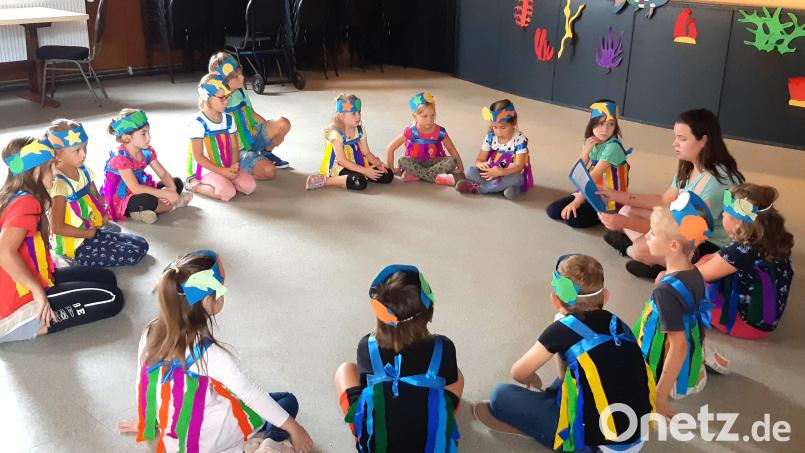 Celine Plohmann (Zweite von rechts) führt die jungen Teilnehmer behutsam an die Welt des Laientheaters heran. Bild: fjo