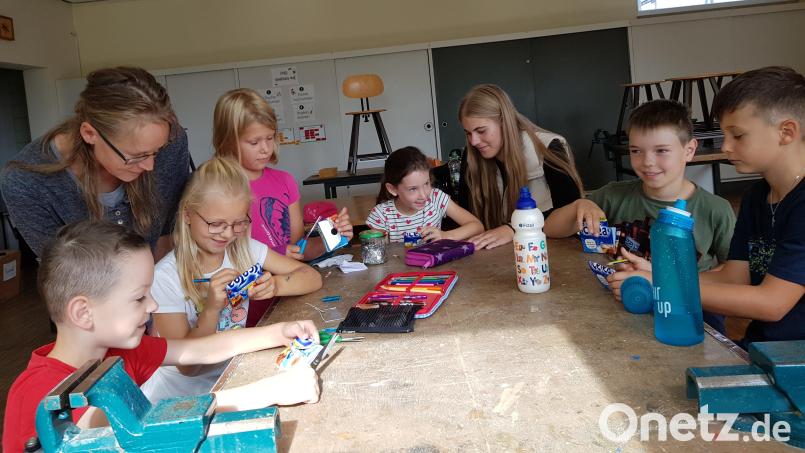 Voller Eifer fertigten die Ferienkids Geldbörsen aus Tetra-Pak und waren über ihr Werk stolz. Bild: gi