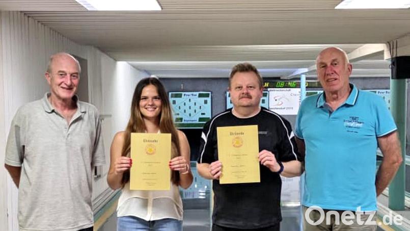 Vorsitzender Willi Kreutzer (rechts) und Sportwart Günther Kreutzer (links) ehrten die Vereinsmeister Alexander Weiß und Madeline Kaiser. Bild: hai