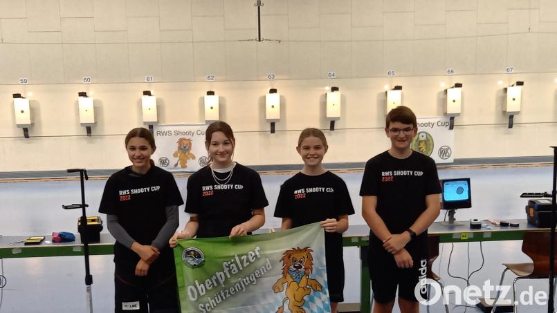 Die Oberpfälzer Abordnung beim „RWS Shooty-Cup“: (von links) die Kastler Gewehrschützen Eva Merkl (192, Platz 2) und Theresa Schicker (182, Platz 26) sowie Lena Hofmann (178, Platz 3) aus Michelfeld und Matteo Greger (163, Platz 20) aus Thumsenreuth. Bild: rwo