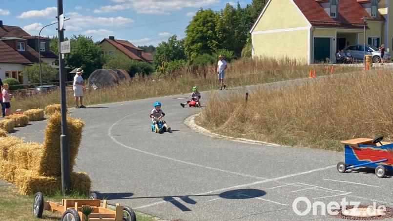 Heiße Bobbycar-Rennen gab es in Falkenberg. Bild: Sandra Stöckl/exb