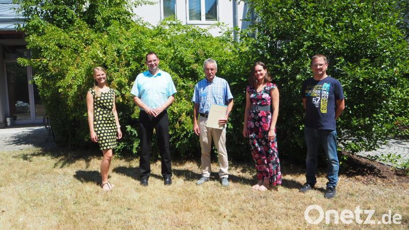 Stellvertretende Sachgebietsleiterin Personal Isabell Dobmeier, Behördenleiter Mathias Rosenmüller, Anton Baumann, Abteilungsleiterin Renata Bueno Alves, Personalratsvorsitzen-der Christoph Gollwitzer (von links nach rechts) Bild: Wasserwirtschaftsamt Weiden/exb