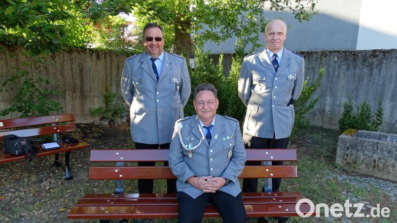 SRK-Vorsitzender Uwe Fischer testet schon mal eine der neuen Sitzbänke im Friedhof, die der Verein gespendet hat. Hinten Ludwig und Reinhard Wittmann (von links). Bild: ll