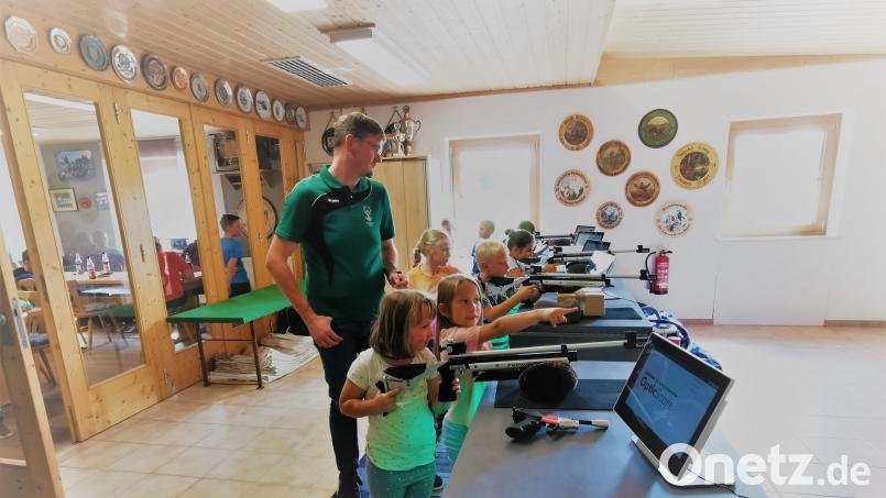 Die Kinder beim Laserschießen mit Schützenmeister Daniel Biermeier. Bild: gz