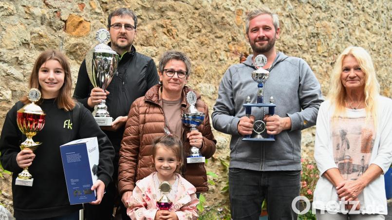 Die Sieger der Minigolf-Stadtmeisterschaft (von links) Samira Feto (Kinder-Jugend-Klasse), Minigolf-Stadtmeister Stephan Unterburger, Corina Pemp (Amateure Frauen), Stefan Birner (Amateure Männer) sowie die Turnierleiterin Elke Eck. Den Ehrenpokal der Stadt Amberg erhielt Rosalie Ehebauer (vorne), mit vier Jahren die jüngste Turnier-Teilnehmerin. Bild: gf