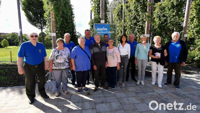Die Reservistenkameradschaft gratuliert ihrem Gründer-und Ehrenvorsitzenden Siegfried Kleber im Beisein seiner Ehefrau Luise (6. und 7. von rechts) zum 80. Geburtstag. Bild: gz