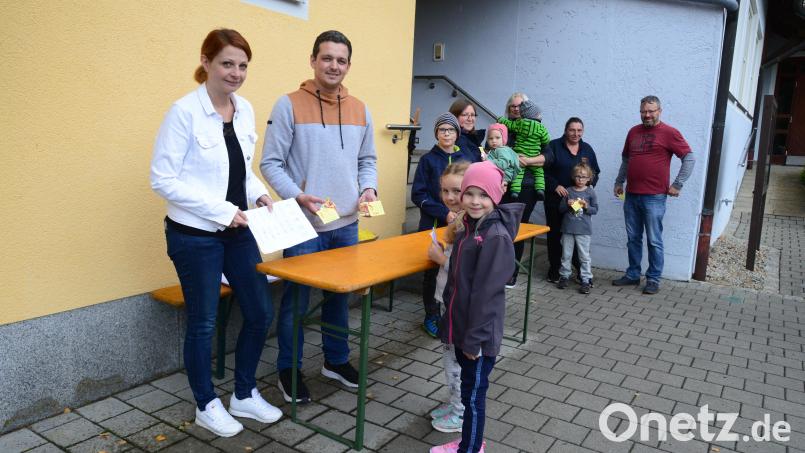 CSU-Ortsvorsitzende Marina Hirnet, Johannes Janker, Vorstandmitglied und Zweite Ortsvorsitzende Stephanie Stahl (im Hintergrund) freuen sich, dass rund 60 Kinder an der Schnitzeljagd teilgenommen haben und sich am Freitagvormittag ihre Preise abgeholt haben. Bild: bey