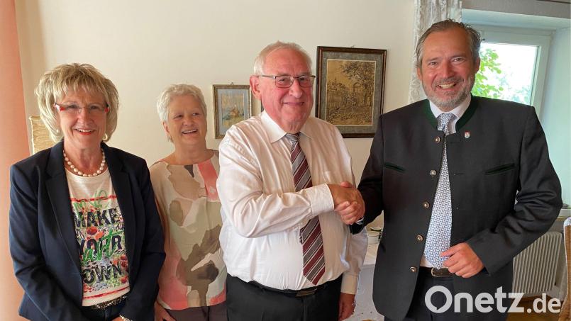 Der Nabburger Altbürgermeister Josef Fischer (Zweiter von rechts) bekam zum 80. Geburtstag Besuch von Bürgermeister Frank Zeitler (rechts) und dessen Stellvertreterin Irene Ehemann (links). Mit im Bild zu sehen ist die Ehefrau des Jubilars, Edeltraud Fischer (Zweite von links). Bild: Wilhelm Amann