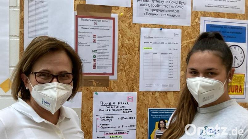 Sie helfen und informieren. Ärztin Marina Koller (links) und die medizinische Fachangestellte Michelle Pamler vor einer Wand mit Hinweisen und Terminen. Bild: Alexandra Scherer