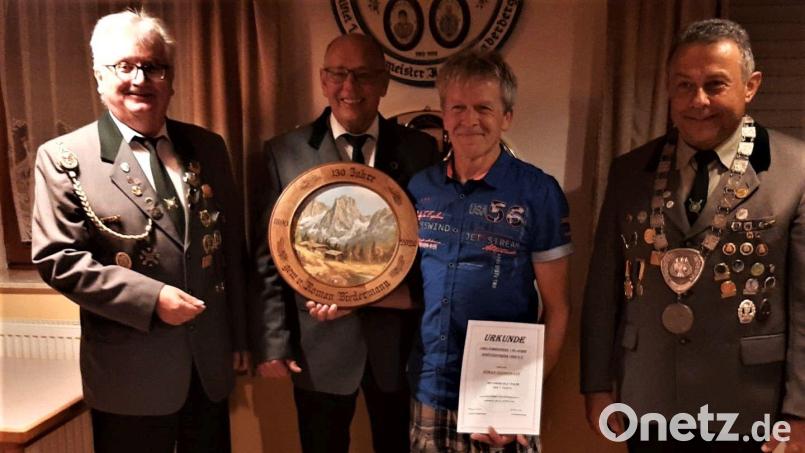 Die Schützenmeister (von links) Norbert Trenz und Wolfgang Ziebell mit dem Gewinner der Jubiläumsscheibe, Roman Biedermann, und dem Schützenkaiser Günther Lanz. Bild: Bernhard Gradl/exb