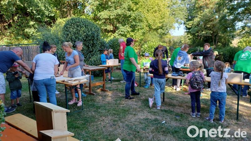 Beim Gartenbauverein war im Ferienprogramm Basteln angesagt. Bild: Walter Wolf/exb