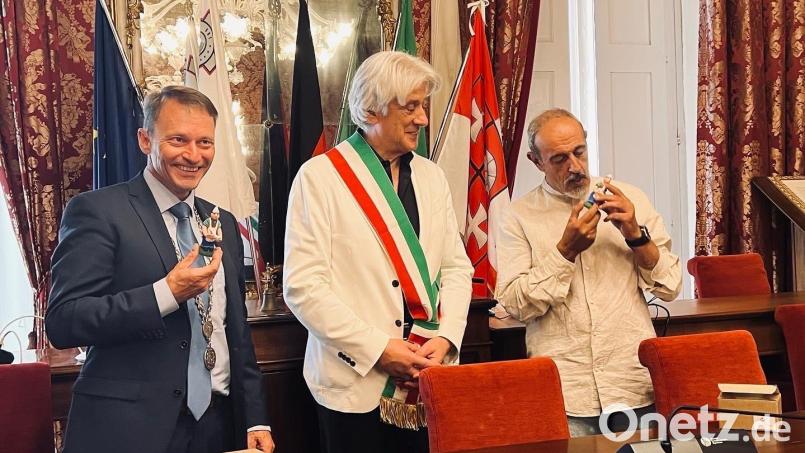 Oberbürgermeister Jens Meyer, Bürgermeister Sandro Parcaroli (Macerata) und Bürgermeister Albert de Marco (Floriana) während der Geschenkübergabe im Rathaus (von links) Bild: Stadt Weiden/exb
