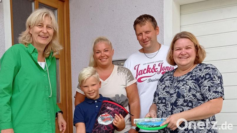 Von links: stellvertretend für all 25 Erstklässler: FU- Ortsvorsitzende Elisabeth Kraus, Abc-Schütze Fabian Luber, seine Eltern Corinna und Matthias Luber, Manuela Fronhofer (FU-Sprecherin). Bild: e