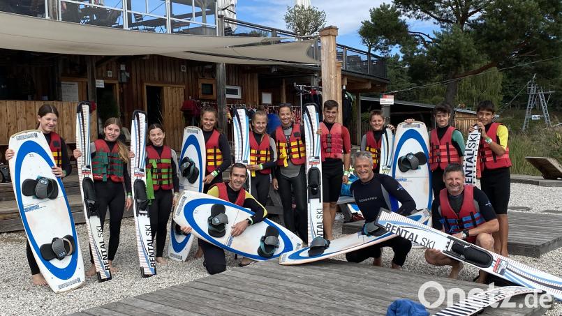 Nicht nur den Mädchen und Jungen, sondern auch SV-Abteilungsleiter Stephan Vetter (vorne rechts) und den Übungsleitern machte der Ritt auf den Wellen des Steinberger Sees viel Spaß. Bild: ak