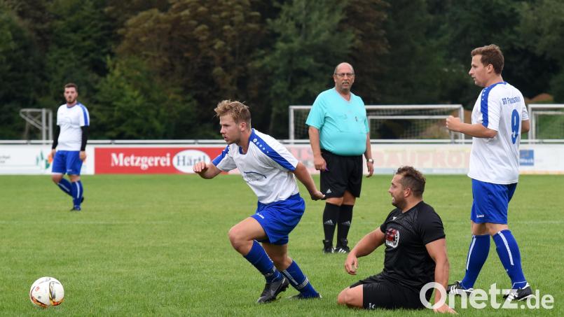Der FC Tirschenreuth und die SG Fuchsmühl trennten sich 1:1. In dieser Szene hat Thomas Weiß (schwarzes Trikot) gegen den Fuchsmühler Bastian Bauer (links) das Nachsehen, rechts Lucas Pickert. Bild: Gebert